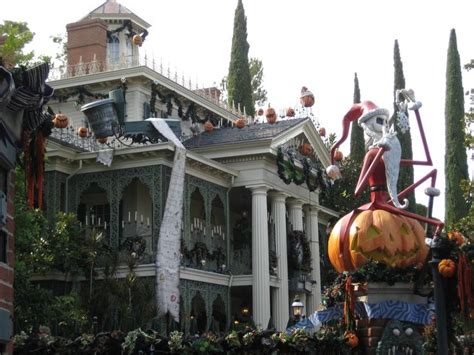 Haunted Mansion In Disneyland Anaheim Ca Haunted Mansion Anaheim