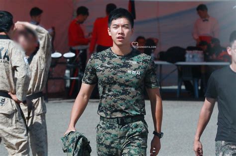 이날 규현의 등장에 김영철은 강호동이 이승기 군대 갔을 때 전화를 한 통 했다더라. 이승기 군대사진들JPG - 유머/이슈/정보 - 에펨코리아