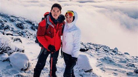 Jadwal open trip gunung merbabu 2020 ,sumbing, sindoro, prau, raung ,semeru, rinjani nggak perlu repot bawa perlengkapan camping, anda hanya perlu membawa daypack dengan guide. Liburan Artis - Foto Raline Shah Mendaki Gunung Tertinggi ...