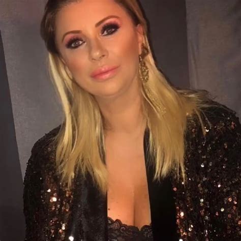Tina cipollari è in isolamento fiduciario perché entrata in contatto con una persona positiva al coronavirus. Tina Cipollari è in sovrappeso, pesa 84 chili: "mangio ...