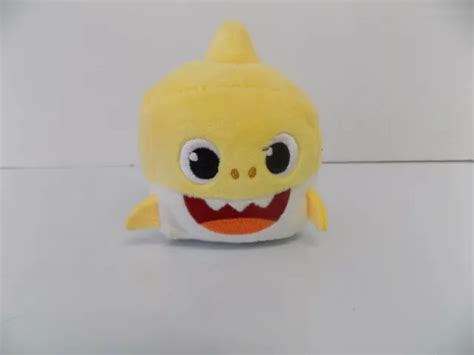 Wowwee Pinkfong Shark Singing Plush Sound Cube Yellow Baby Shark