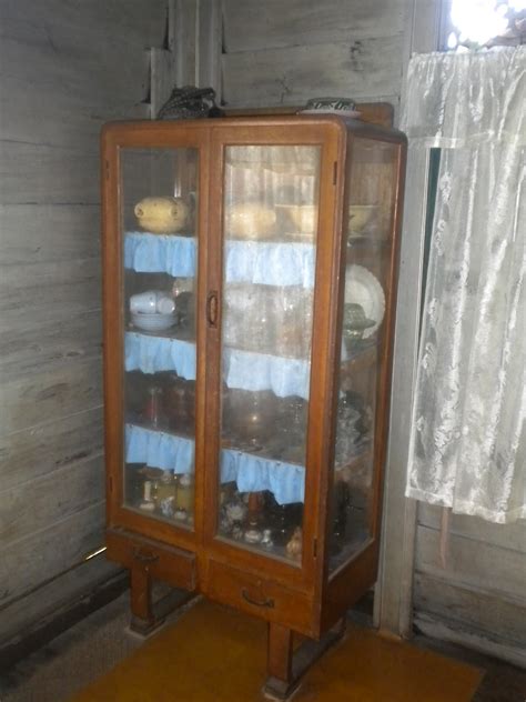 Berfungsi sebagai tempat menyimpan barang seperti pinggan mangkuk, periuk dan keperluan harian. TRAVELOG: Rumah Kutai di Kampung Teluk Sareh, Perak Tengah ...