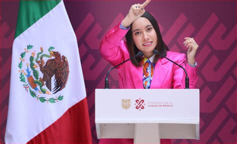 Entregan reconocimiento y Llave de la Ciudad de México a Katya