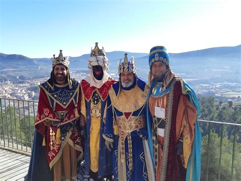 Los Reyes Magos Visitan El Hospital Y Los Centros De Personas Mayores