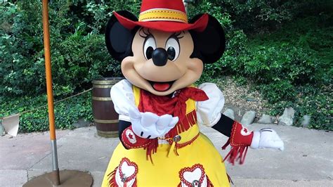 Cowgirl Minnie Mouse Fun Distanced Meet And Greet Disneyland Paris 2021