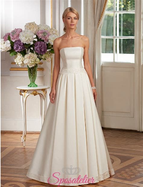 Tra le novità più originali concepite dagli stilisti per le amanti dell'atmosfera da fiaba c'è l'abito da sposa questi 16 modelli (sfogliatene qualcuno nella gallery) vanno dalla taglia 0 alla taglia 30 e sono finalmente reperibili anche presso rivenditori italiani. abito da sposa in raso con scollo dritto realizzato su ...
