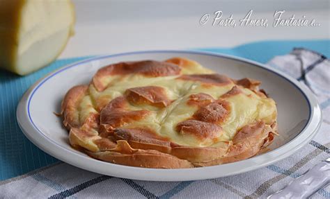 Togliere la pellicola alimentare, salare, pepare, unire l'aglio, le fette di formaggio, il. Scamorza affumicata con prosciutto crudo al forno ...