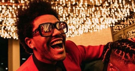 From his wife or girlfriend to things such as his tattoos, cars, houses, salary & net worth. The Weeknd : Blinding Lights en live pour le Late Show de Stephen Colbert (VIDEO) | virginradio.fr
