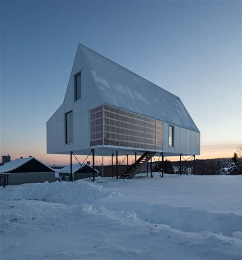 Haus konstruieren , zeichnen lernen: Weißer Beton und Stahl formen eine minimalistische Hütte ...