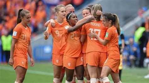 Leeuwinnen, leeuwen maar dan meisjesleeuwen, leeuwinnen. Oranje Leeuwinnen, Omroep West komt eraan! | Meisjes ...