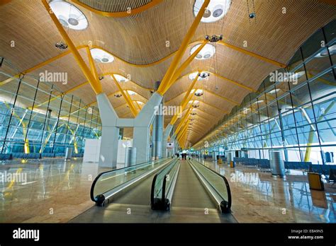 El Aeropuerto De Madrid Barajas Terminal 4 T4 Madrid España