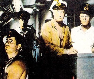 A bord du submersible, le capitaine von stolberg tente d'échapper à ses ennemis. Torpilles sous l'Atlantique (The Enemy below)