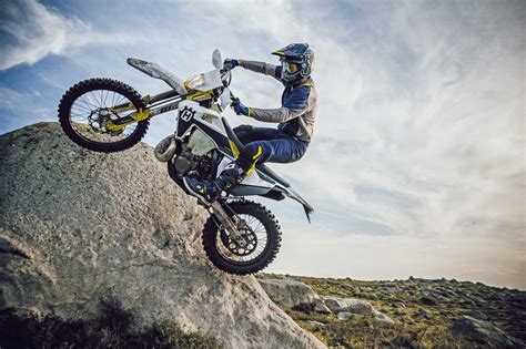Lanzada en 2018, fue la principal novedad de la marca sueca junto con la 250i gracias al empleo de un motor alimentado por inyección electrónica, todo un avance en el mundo de las motos de enduro 2t y que permite reducir. 2021 Husqvarna TE300i Guide • Total Motorcycle