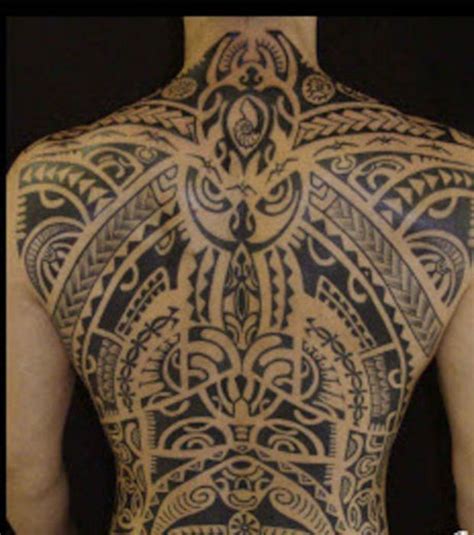 Tatouage maori recouvrant entièrement le dos d'un homme Plus #