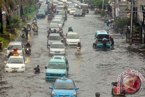Rainy Season Sees Parts Of Indonesia Hit By Floods Landslides Antara