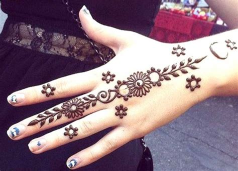 Umumnya penggunaan henna dilakukan oleh wanita dan diaplikasikan pada tangan, itupun hanya dipakai tatkala hendak melangsungkan pernikahan. 60+ Gambar Motif Henna Tangan dan Kaki Pengantin Simple ...