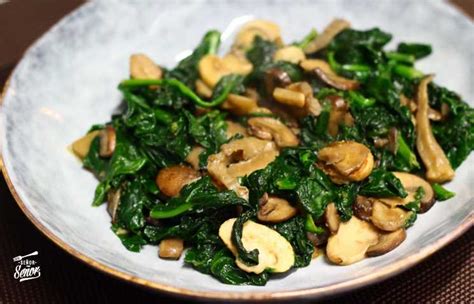 Aunque podemos cocinar recetas con setas durante todo el año gracias a los diferentes métodos de conservación que tenemos a mano, lo cierto es que cuando más se disfrutan es durante el otoño. Espinacas con setas | Receta sana | Receta de Sergio
