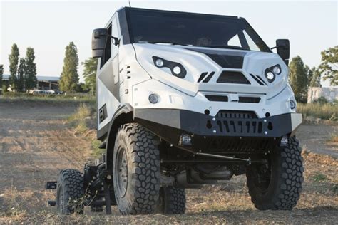 Un'azienda 100% italiana che progetta e sviluppa veicoli industriali, speciali e militari, sistemi elettronici per automotive, difesa e sicurezza. Tekne Graelion für den harten Offroad-Einsatz | EXPLORER ...