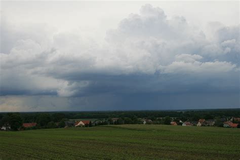 Downbursts treten im nahbereich vieler gewitterzellen auf. Fotogalerie