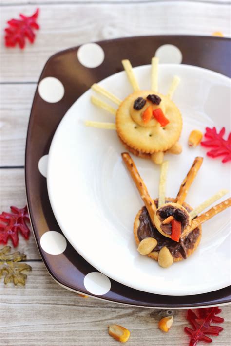 As a mom, it is fun for me to help my children enjoy the holidays by providing fun. Thanksgiving Turkey Snacks | Sweet T Makes Three