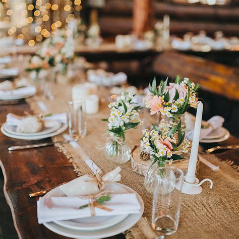Envie d'une déco de table de mariage à la fois raffinée et élégante, avec de la lumière et des les plumes font partie des basiques en matière de mariage. Déco champêtre de mariage : nos 10 idées coup de cœur ...