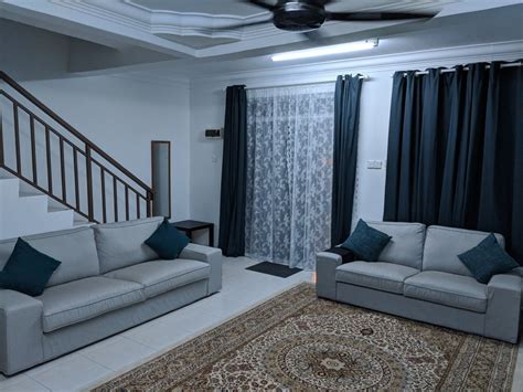 Rak kecil dengan perpaduan material kayu dan besi ini bisa kamu jadikan sekat ruangan. 51 Sekat Ruang Tamu Dari Kayu - Rumah Sederhana 24