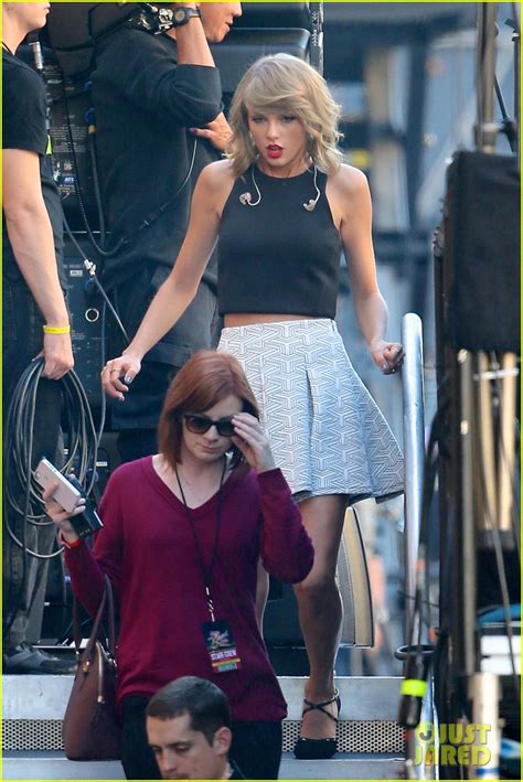 Taylor Swift Gets Ready To Entertain Us On Jimmy Kimmel Live Photo 3225850 Taylor Swift