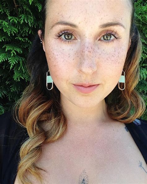 freckle tattoos take over un speckled faces the world over ginger parrot beleza de mulher