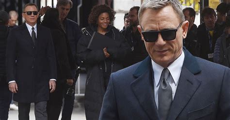 Spectre Daniel Craig Looks Suave For Filming As James Bond Meets With