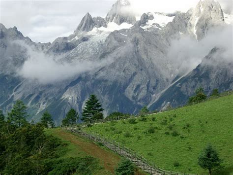 Jade dragon snow mountain is a mountain massif or small mountain range in yulong naxi autonomous county, lijiang, in yunnan province, china. Jade Dragon Snow Mountain (Yulong Xueshan)