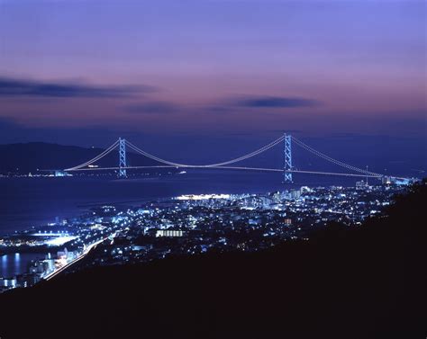 The new distance is incorporated into the design. Akashi Kaikyo Bridge 明石海峽大橋 | 神戸, 風景, 都市