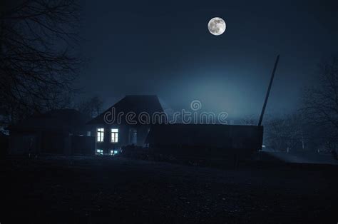 Camera In Nebbia Alla Notte Nel Giardino Paesaggio Della Casa Del