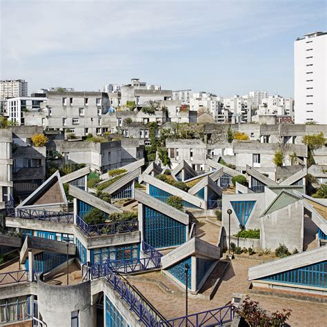 Limitrophe de paris, la ville fait partie de la métropole du grand paris. Renaudie & Gailhoustet, Logements et commerces, Ivry-sur-Seine, 2016 - Vincent Fillon