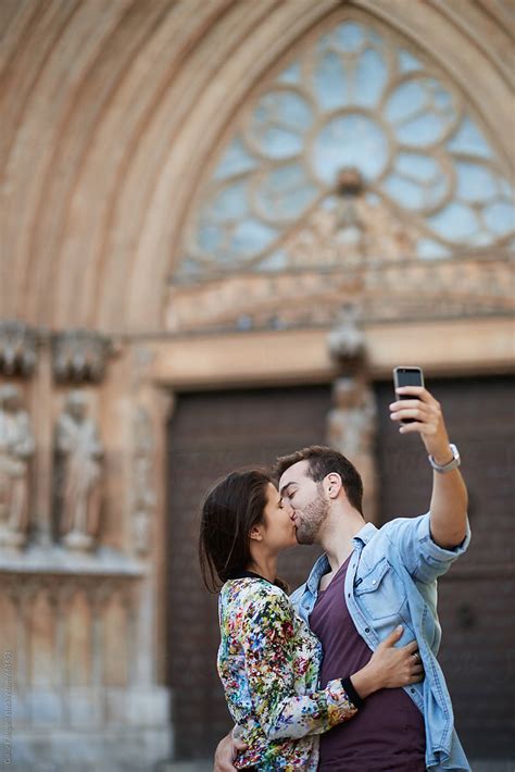 kissing couple making selfie by guille faingold