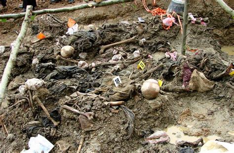 25 jahren später gedachten angehörige nun den opfern. 20 Jahre Srebrenica: Spannungen zwischen Serbien und ...