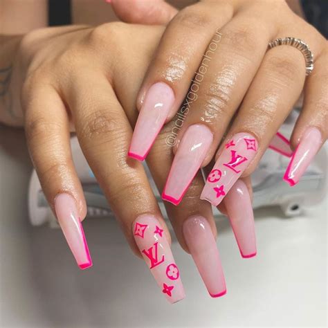 𝐍𝐀𝐈𝐋𝐒 𝐁𝐘 𝐆𝐎𝐋𝐃𝐄𝐍 𝐇𝐎𝐔𝐑 On Instagram “pink Lv 💖 ——— Apresnailofficial In 2020 Acrylic Nails