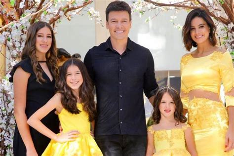 O apresentador foi convidado pela grife para estrelar o catálogo de dia dos pais ao lado de suas filhas clara, 6 anos, e maria, 3 anos. Caçula de Rodrigo Faro ganha festa luxuosa para comemorar ...