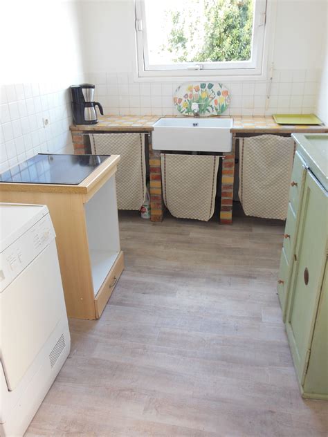 Au rez de chaussée de la maison se trouvent une pièce à vivre très cosy de 40 m2 avec parquet en chêne, 2 cheminées, moulures au plafond ainsi qu'une cuisine récente entièrement équipée et très fonctionnelle. L'agence Acanthe Immobilier vous propose : maison bourgeoise sur cave comprenant entrée, séjour ...