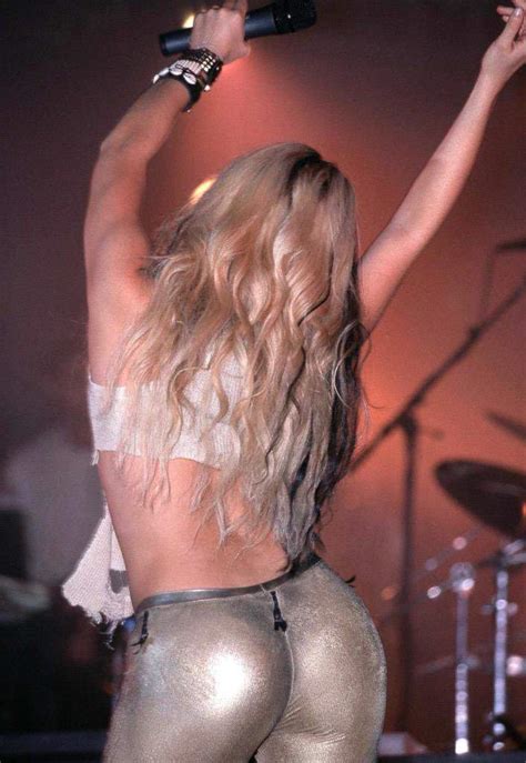 Shakira Bottom