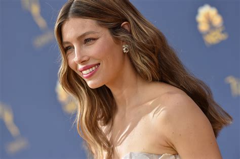 jessica biel says she s not against vaccinations after uproar