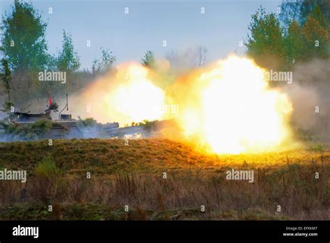 Shot Ucraniano Obús De Artillería Autopropulsada Akatsiya En Ejercicios