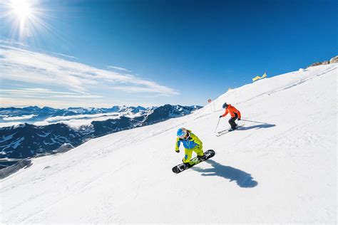 En 2019, la station savoyarde n'avait même pas pu admirer le peloton puisque la course avait été interrompue en amont, au sommet du col de l'iseran. Summer skiing France in the Alps : Tignes, the glacier skiing during summer