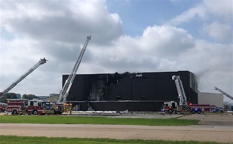 Post prezentera wywołał jednak spore poruszenie. Samolot wleciał w hangar. Wszyscy pasażerowie nie żyją ...