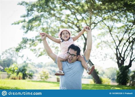 Padre Le Da A Su Hija Un Piggyback Foto De Archivo Imagen De Ocio