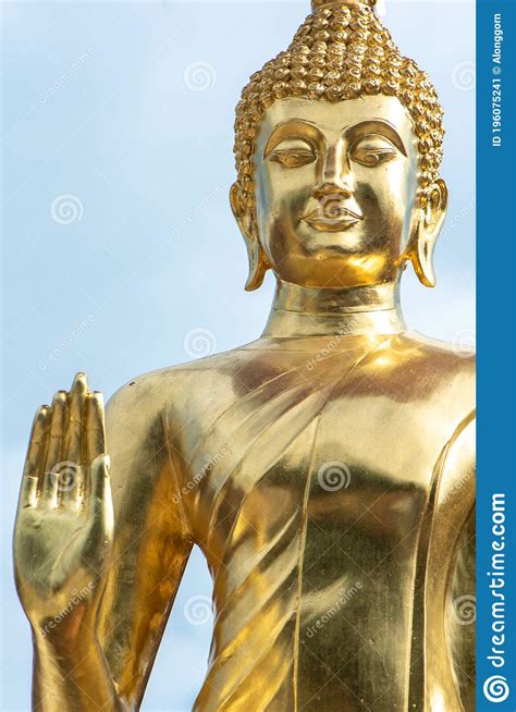 La Hermosa Estatua Dorada De Buddha Pang Ham Yati Imagen De Archivo