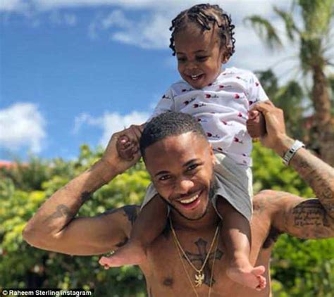Raheem sterling is a professional footballer from england who represents his team internationally. Raheem Sterling Thiago Sterling | Famosos - Cultura Mix