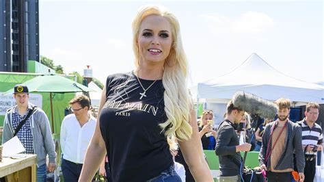 Das ist die offizielle fanseite von daniela katzenberger. Mega-gelenkig! So trinkt Daniela Katzenberger ihren Kaffee ...