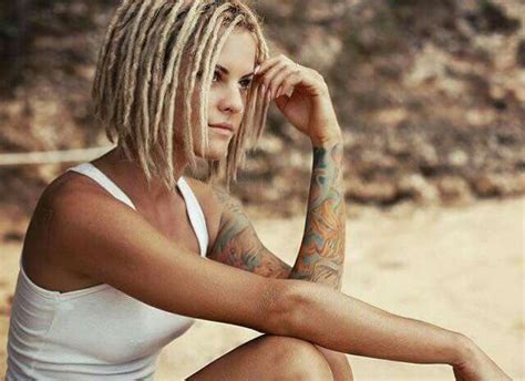 Pin De En Chicas Tatuadas Rastas Cortas Peinados Hippies Cabello Rasta
