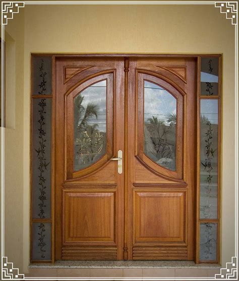 Porta de entrada clássica de madeira Portalmad Esquadrias de madeira