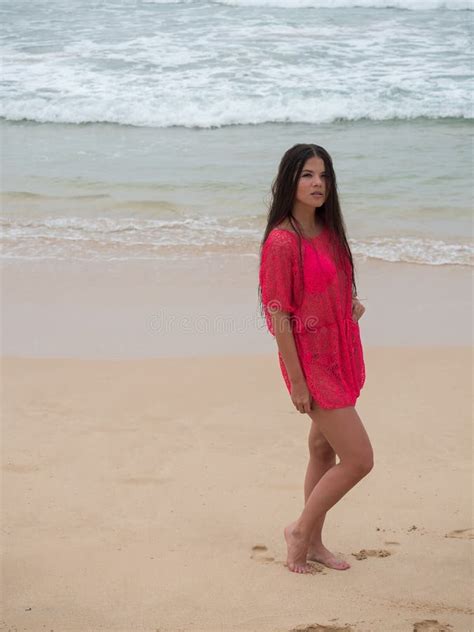 Retrato De Una Mujer En Una Playa Tropical Que Lleva El Vestido Rosado Foto De Archivo Imagen